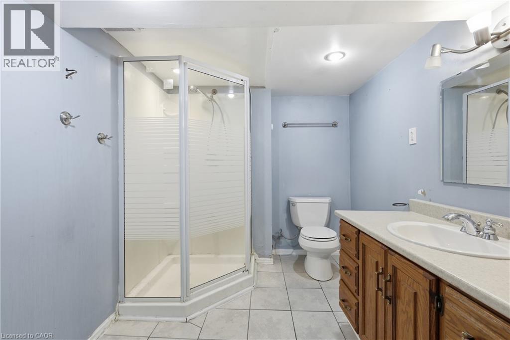 115 Kensington Avenue N, Hamilton, ON - Indoor Photo Showing Bathroom
