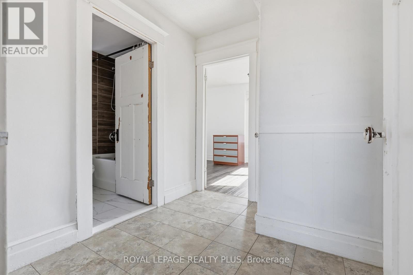 115 Kensington Avenue N, Hamilton, ON - Indoor Photo Showing Other Room