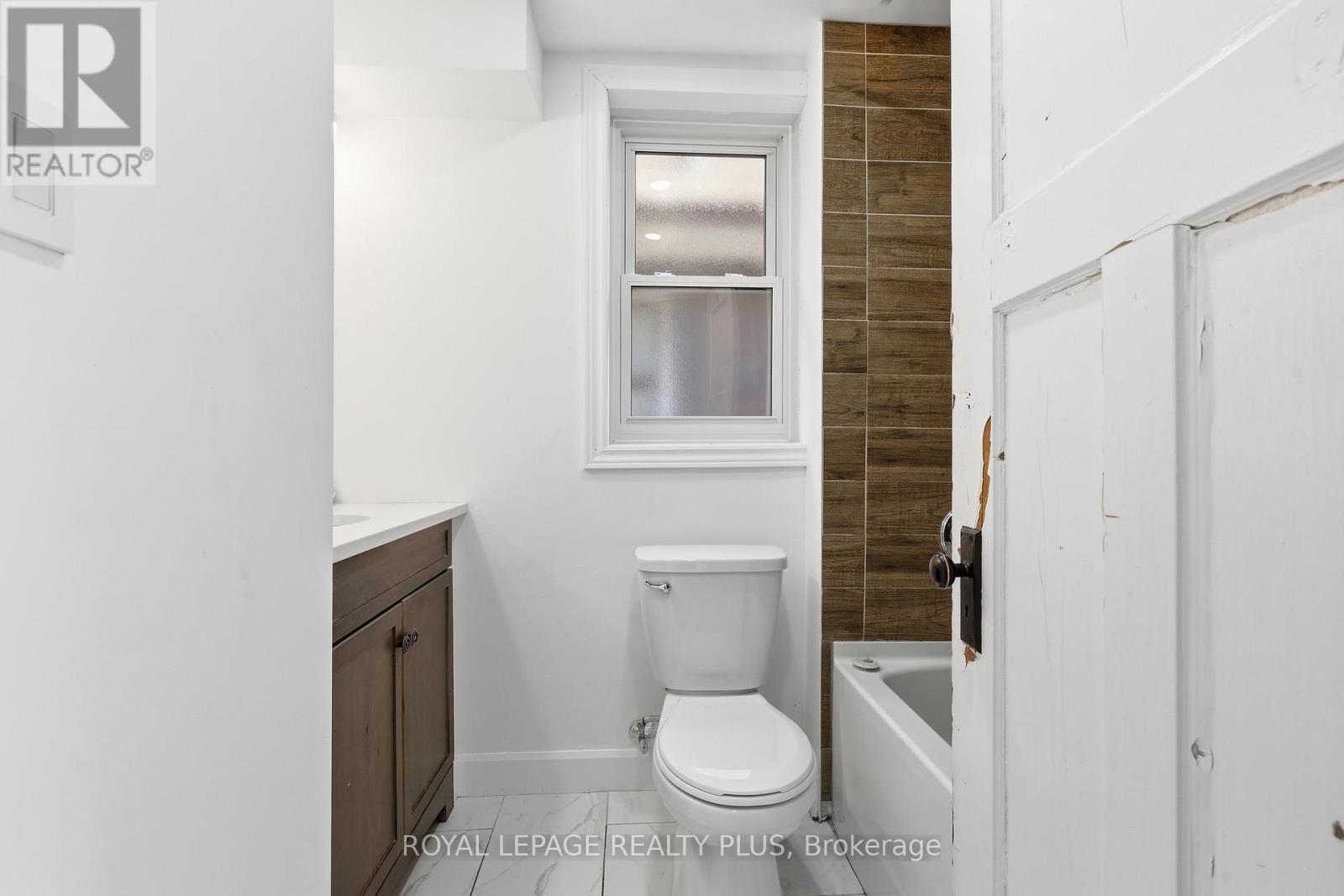 115 Kensington Avenue N, Hamilton, ON - Indoor Photo Showing Bathroom