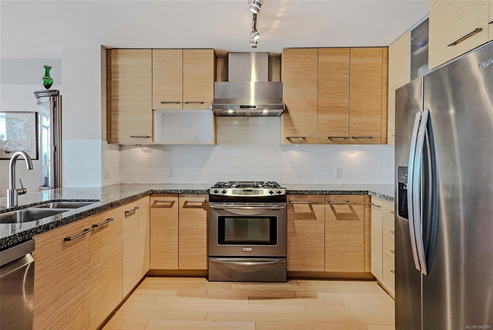 #1106-38 Front St, Nanaimo, BC - Indoor Photo Showing Kitchen With Double Sink With Upgraded Kitchen