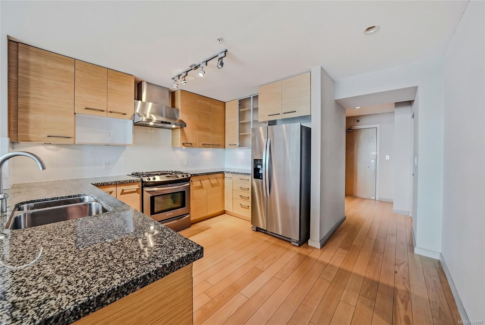 #1106-38 Front St, Nanaimo, BC - Indoor Photo Showing Kitchen With Double Sink With Upgraded Kitchen
