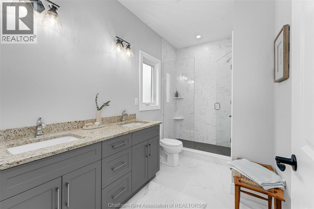 105 Brighton Place, Chatham, ON - Indoor Photo Showing Bathroom