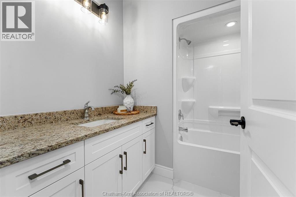 105 Brighton Place, Chatham, ON - Indoor Photo Showing Bathroom
