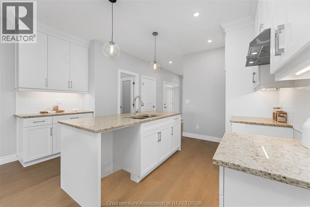 105 Brighton Place, Chatham, ON - Indoor Photo Showing Kitchen With Upgraded Kitchen