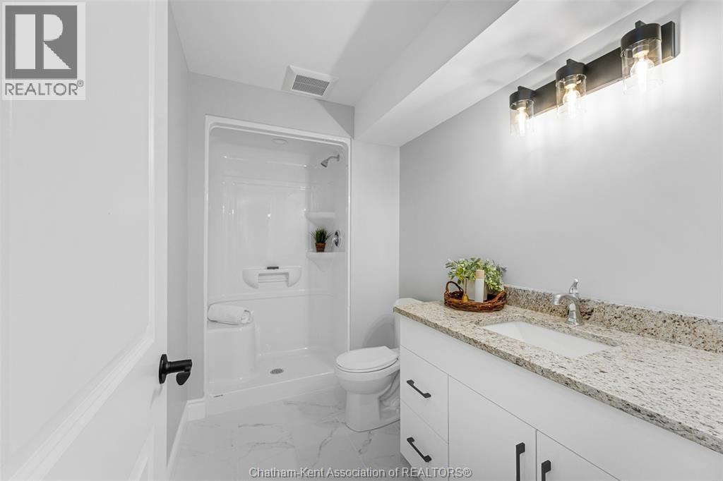 105 Brighton Place, Chatham, ON - Indoor Photo Showing Bathroom
