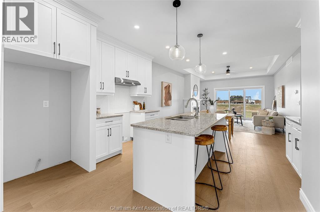 105 Brighton Place, Chatham, ON - Indoor Photo Showing Kitchen With Double Sink With Upgraded Kitchen