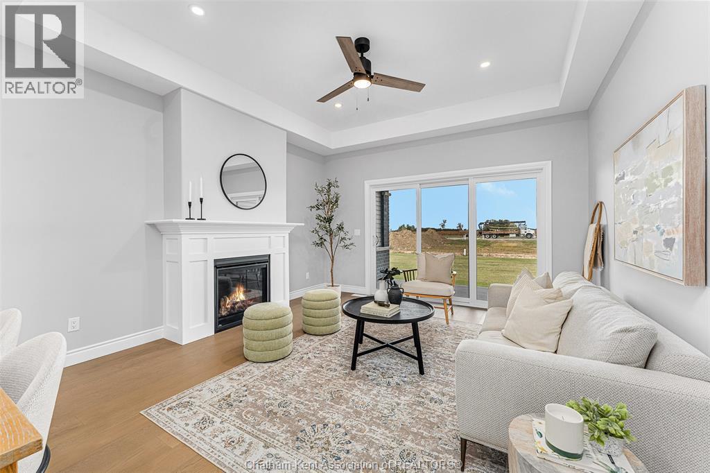 105 Brighton Place, Chatham, ON - Indoor Photo Showing Living Room With Fireplace