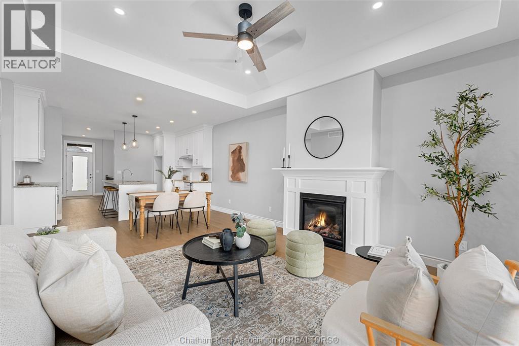 105 Brighton Place, Chatham, ON - Indoor Photo Showing Living Room With Fireplace