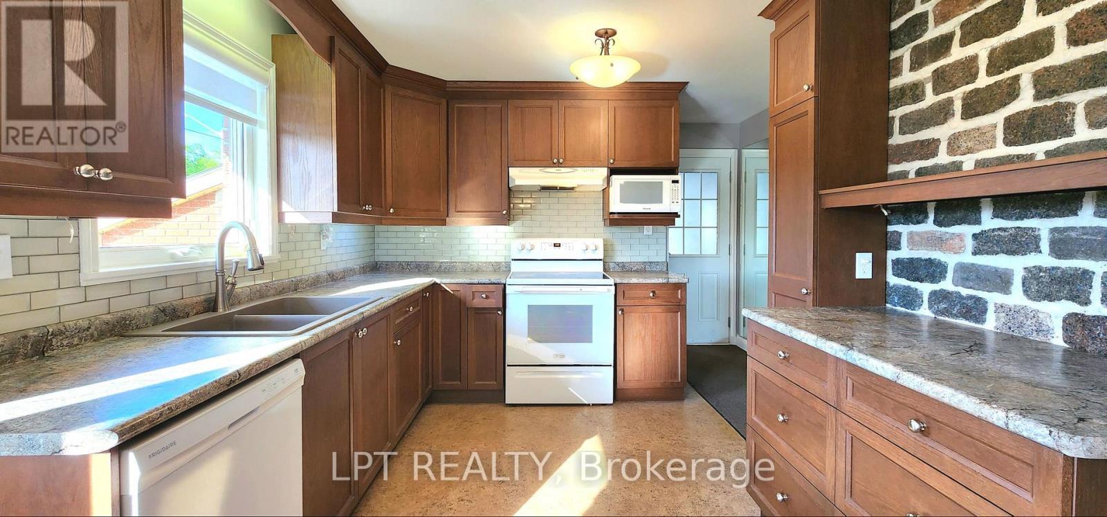 585 Mapleview Drive E, Barrie, ON