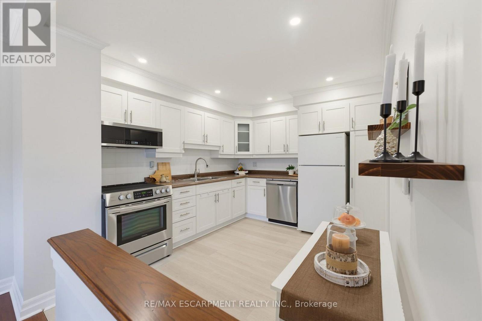 620 Forestwood Crescent, Burlington, ON - Indoor Photo Showing Kitchen With Double Sink