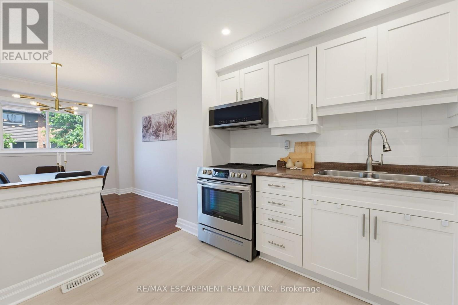620 Forestwood Crescent, Burlington, ON - Indoor Photo Showing Kitchen With Double Sink