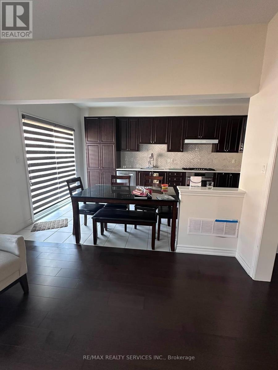 92 Folgate Crescent, Brampton, ON - Indoor Photo Showing Kitchen