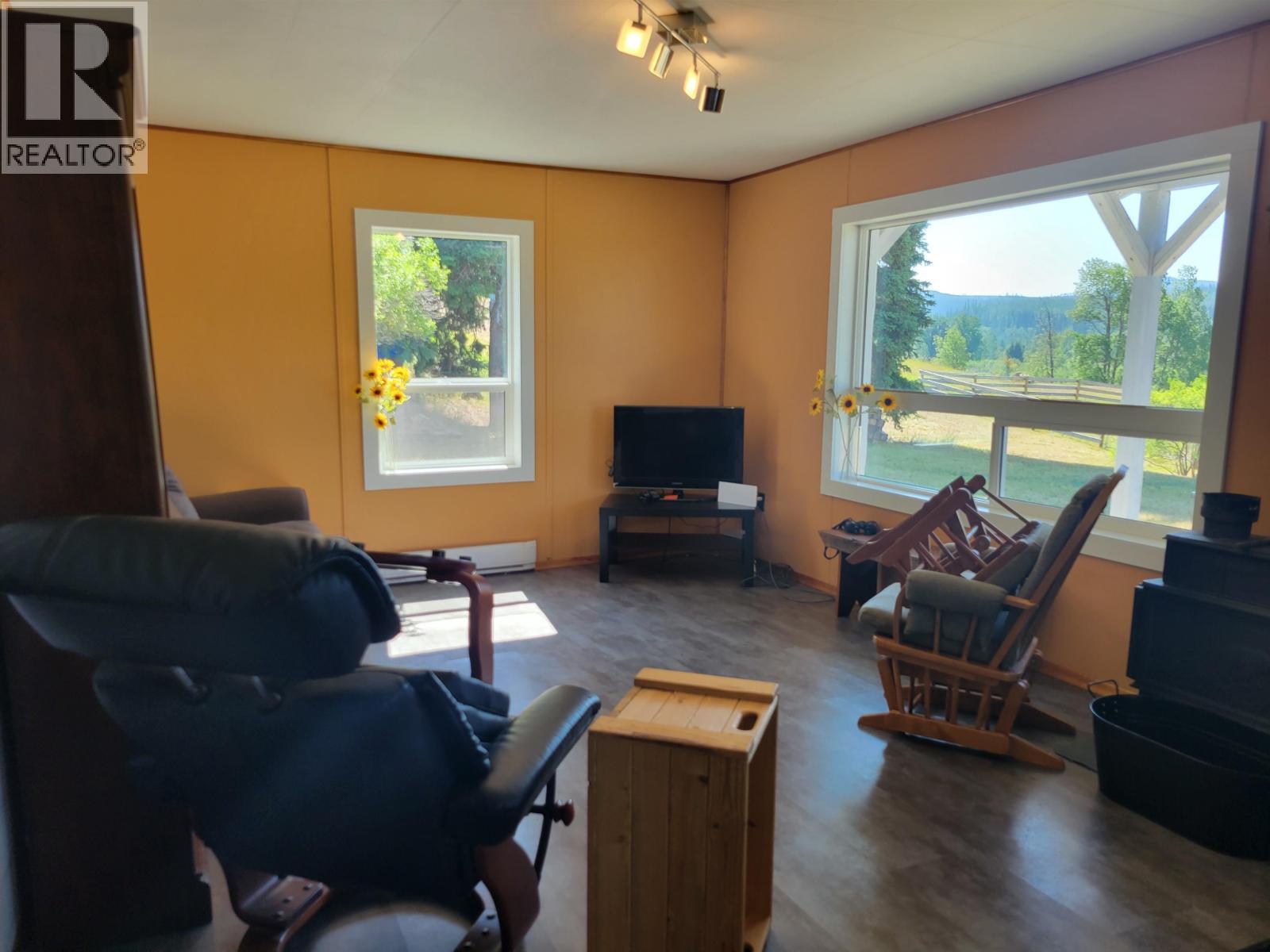10443 Nithi Pit Road, Fraser Lake, BC - Indoor Photo Showing Living Room
