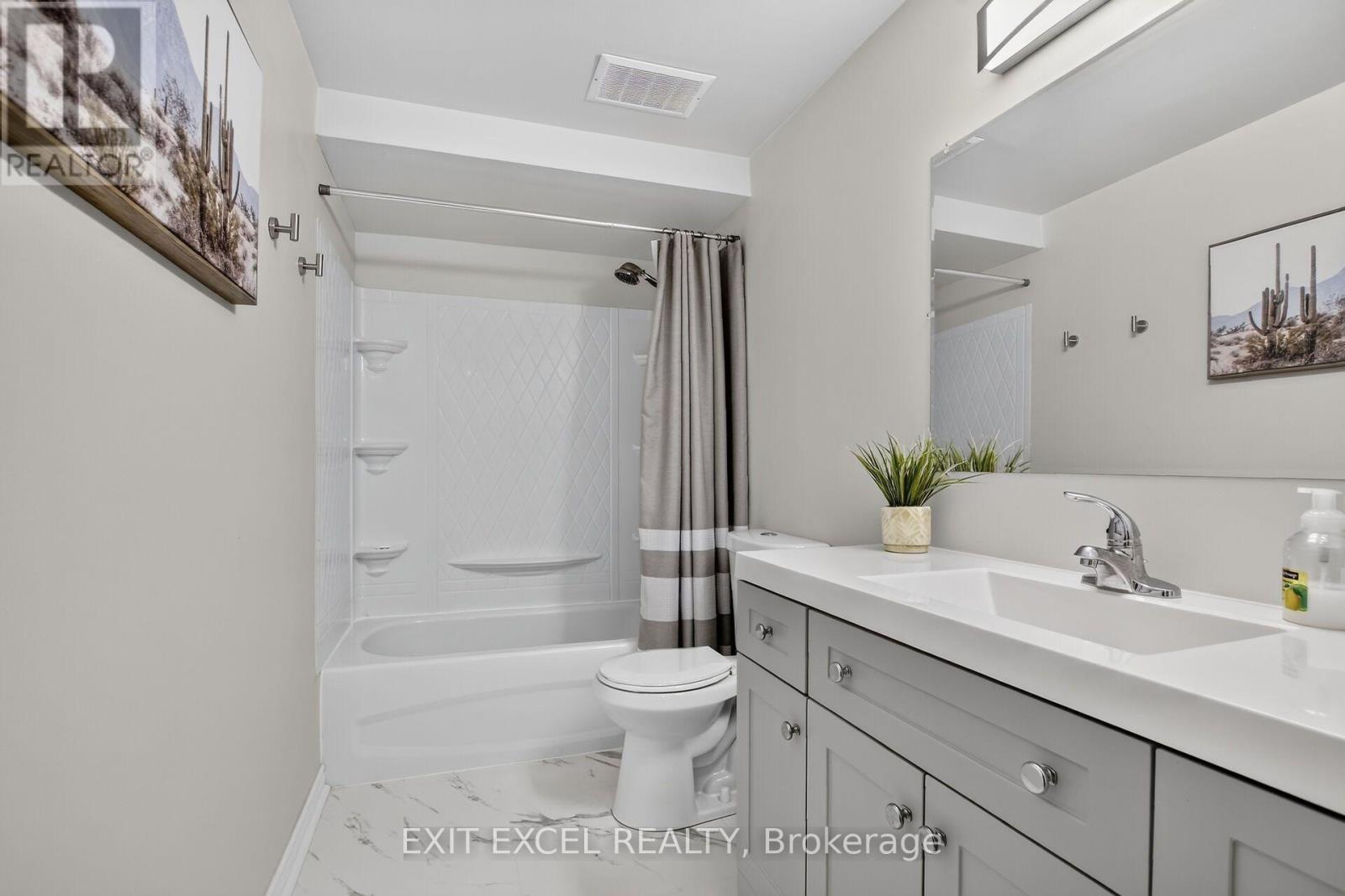 34A Forester Crescent, Ottawa, ON - Indoor Photo Showing Bathroom