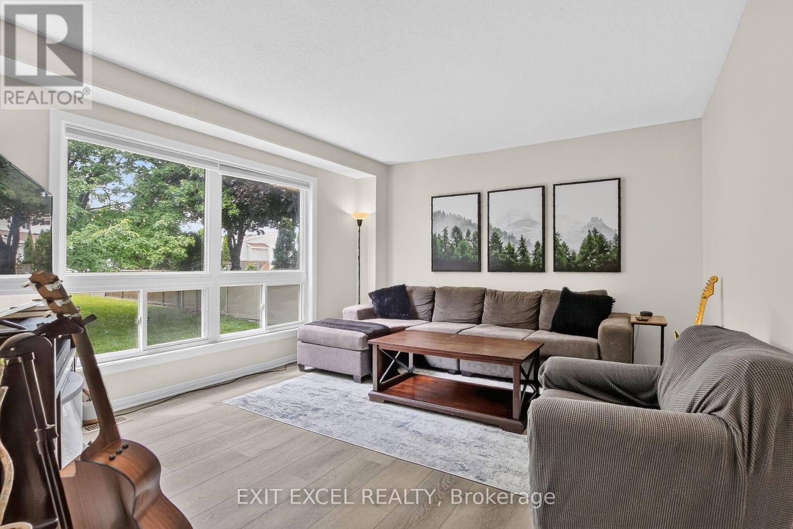 34A Forester Crescent, Ottawa, ON - Indoor Photo Showing Living Room