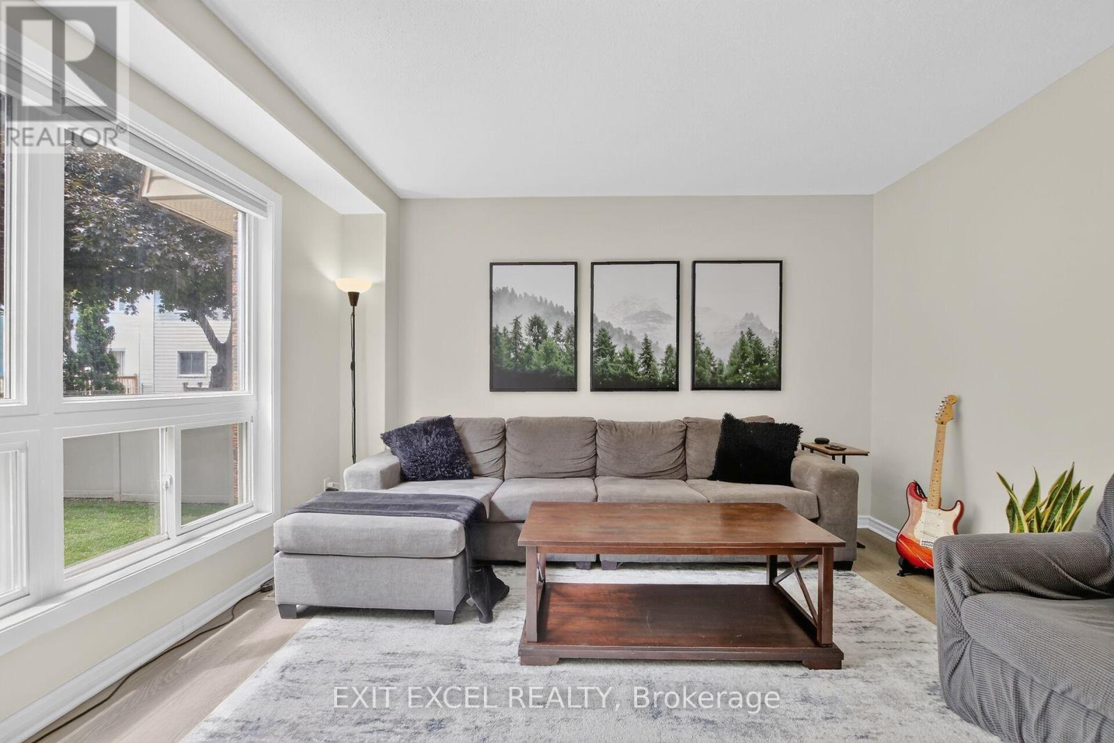 34A Forester Crescent, Ottawa, ON - Indoor Photo Showing Living Room