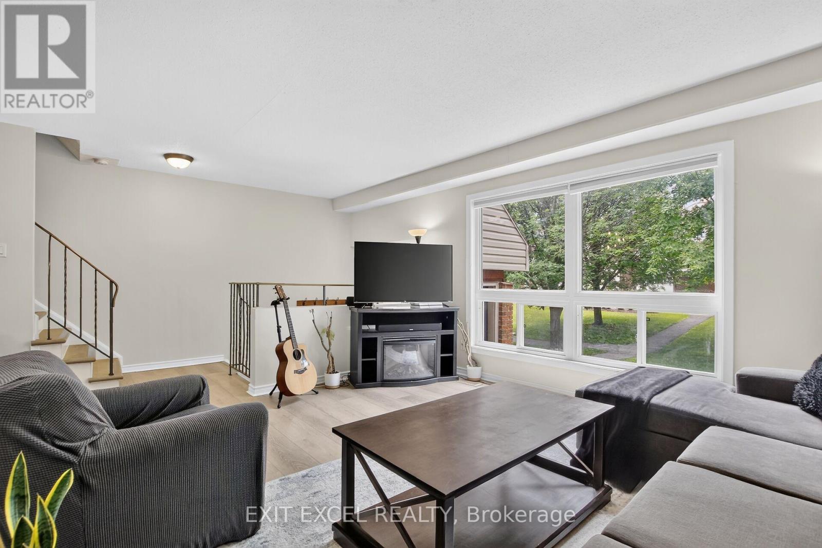 34A Forester Crescent, Ottawa, ON - Indoor Photo Showing Living Room