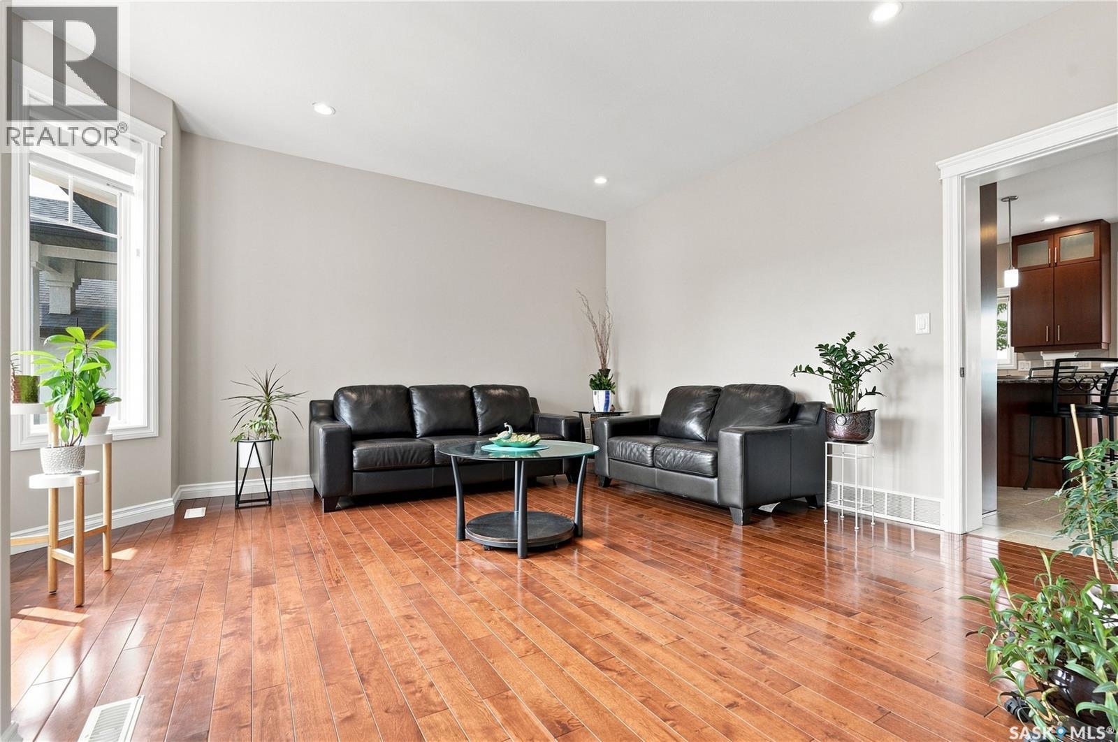 315 Waters Crescent, Saskatoon, SK - Indoor Photo Showing Living Room