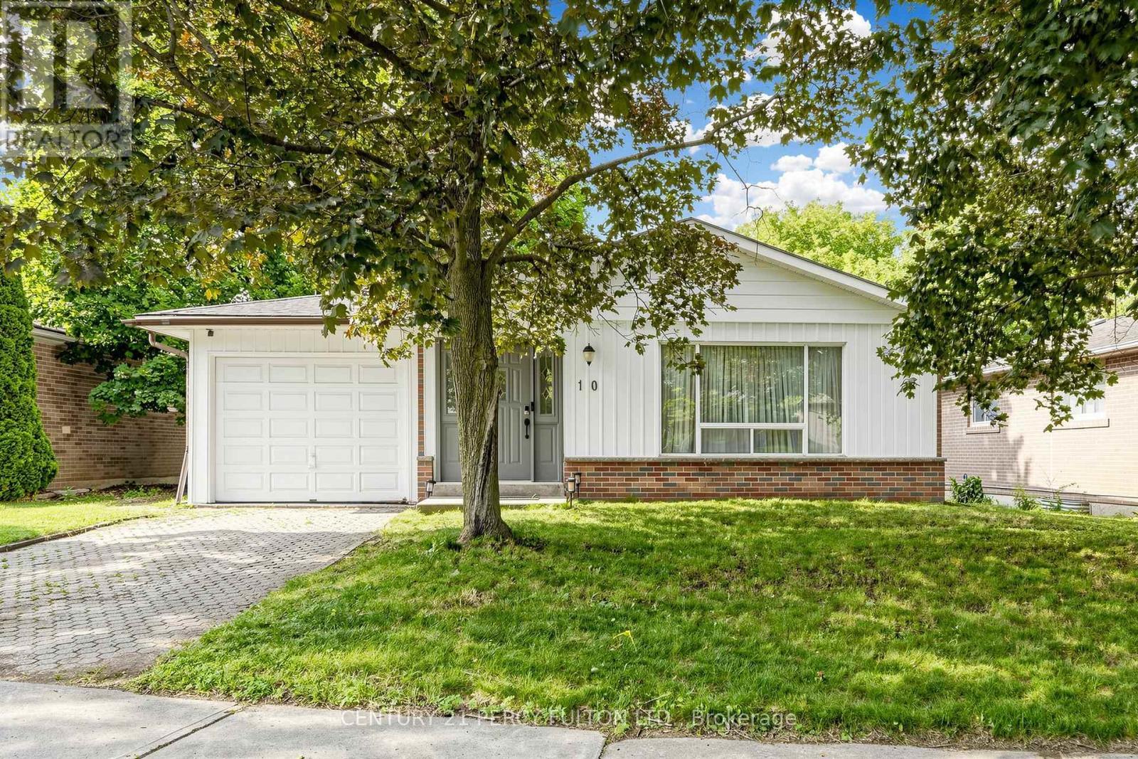 10 Devins Drive, Aurora, ON - Outdoor