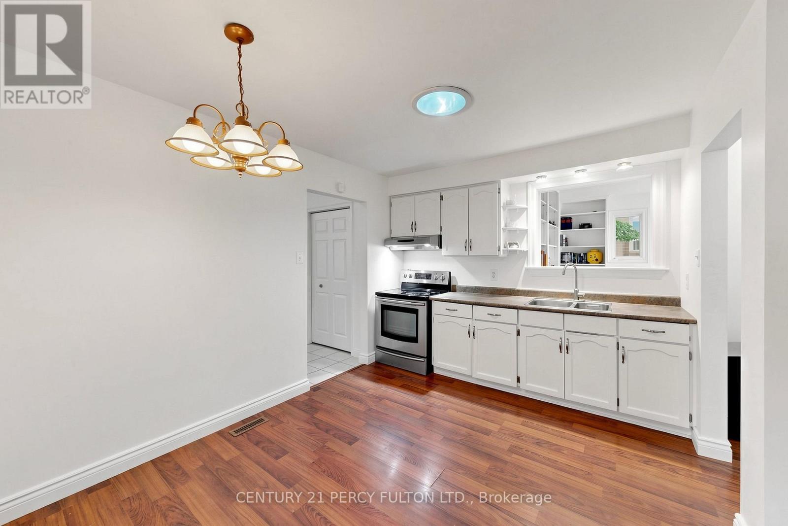 10 Devins Drive, Aurora, ON - Indoor Photo Showing Kitchen With Double Sink