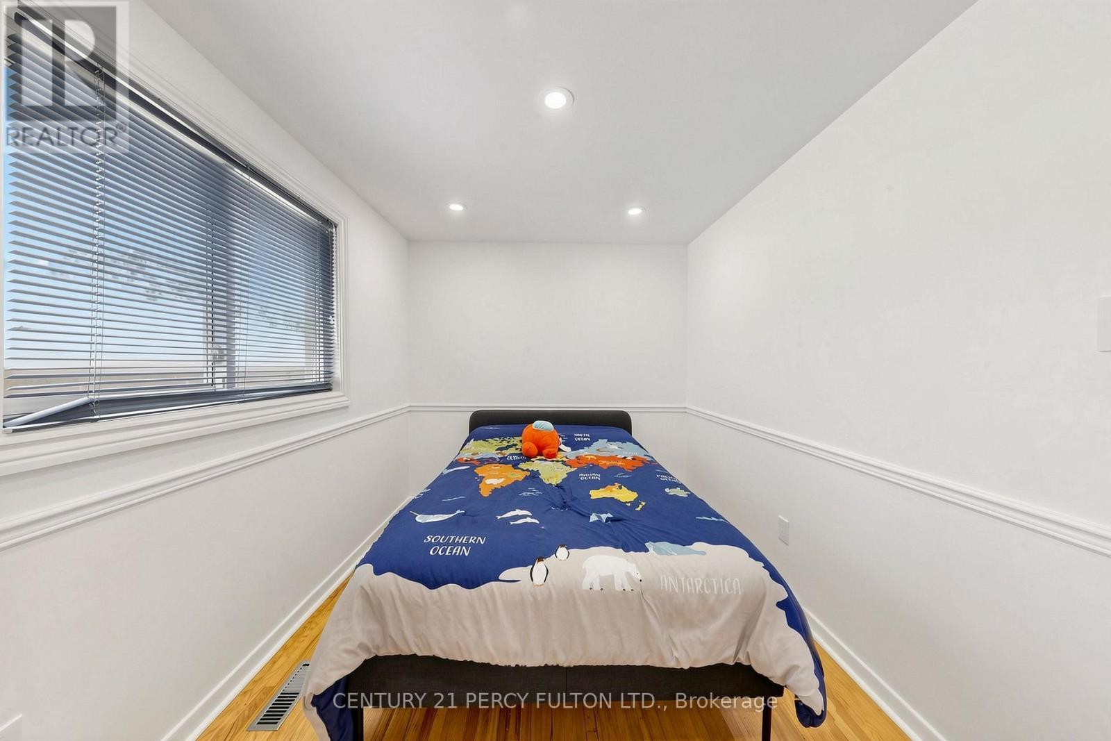 10 Devins Drive, Aurora, ON - Indoor Photo Showing Bedroom