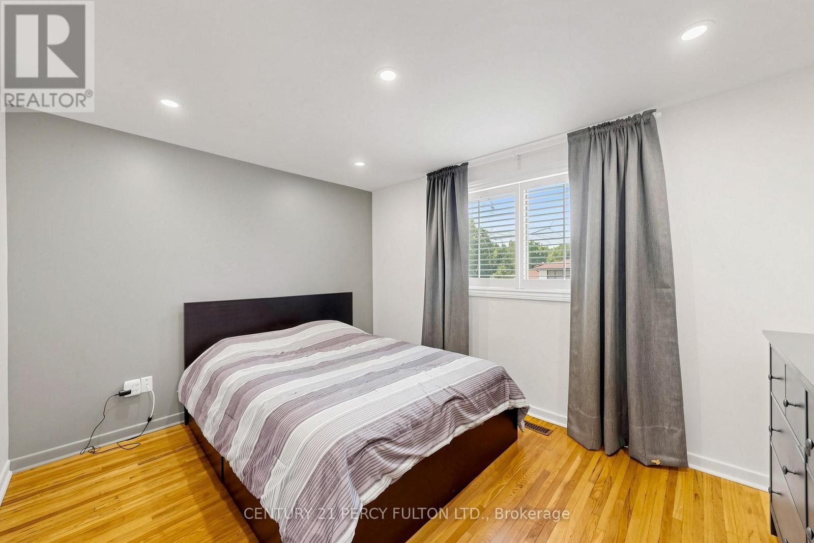 10 Devins Drive, Aurora, ON - Indoor Photo Showing Bedroom