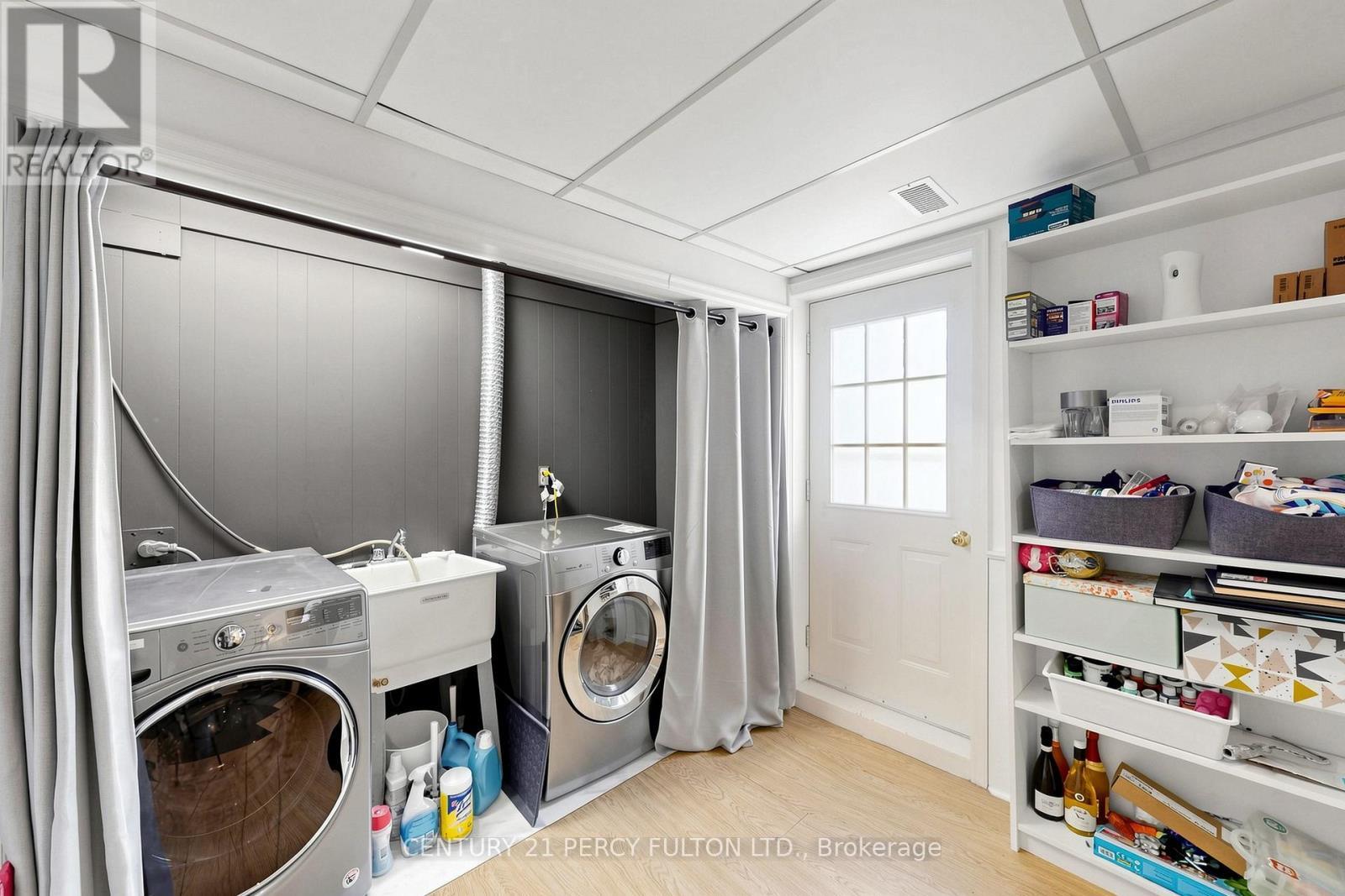 10 Devins Drive, Aurora, ON - Indoor Photo Showing Laundry Room