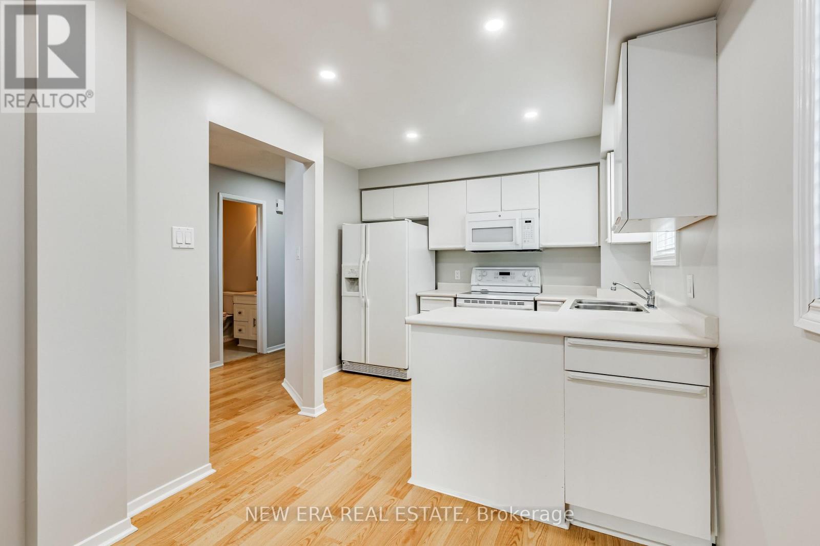 4059 Teakwood Drive, Mississauga, ON - Indoor Photo Showing Kitchen With Double Sink