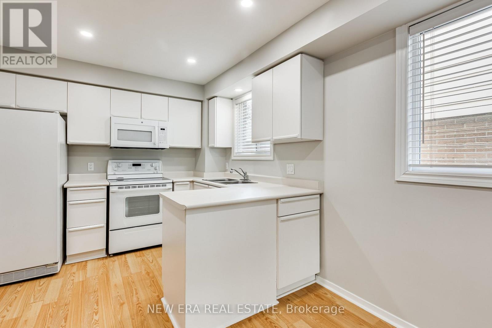 4059 Teakwood Drive, Mississauga, ON - Indoor Photo Showing Kitchen With Double Sink