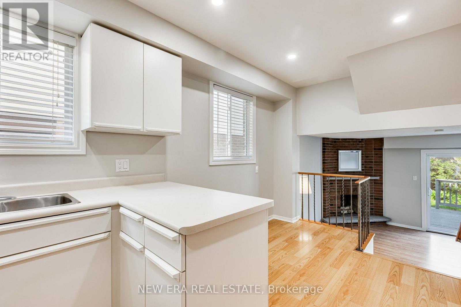 4059 Teakwood Drive, Mississauga, ON - Indoor Photo Showing Kitchen