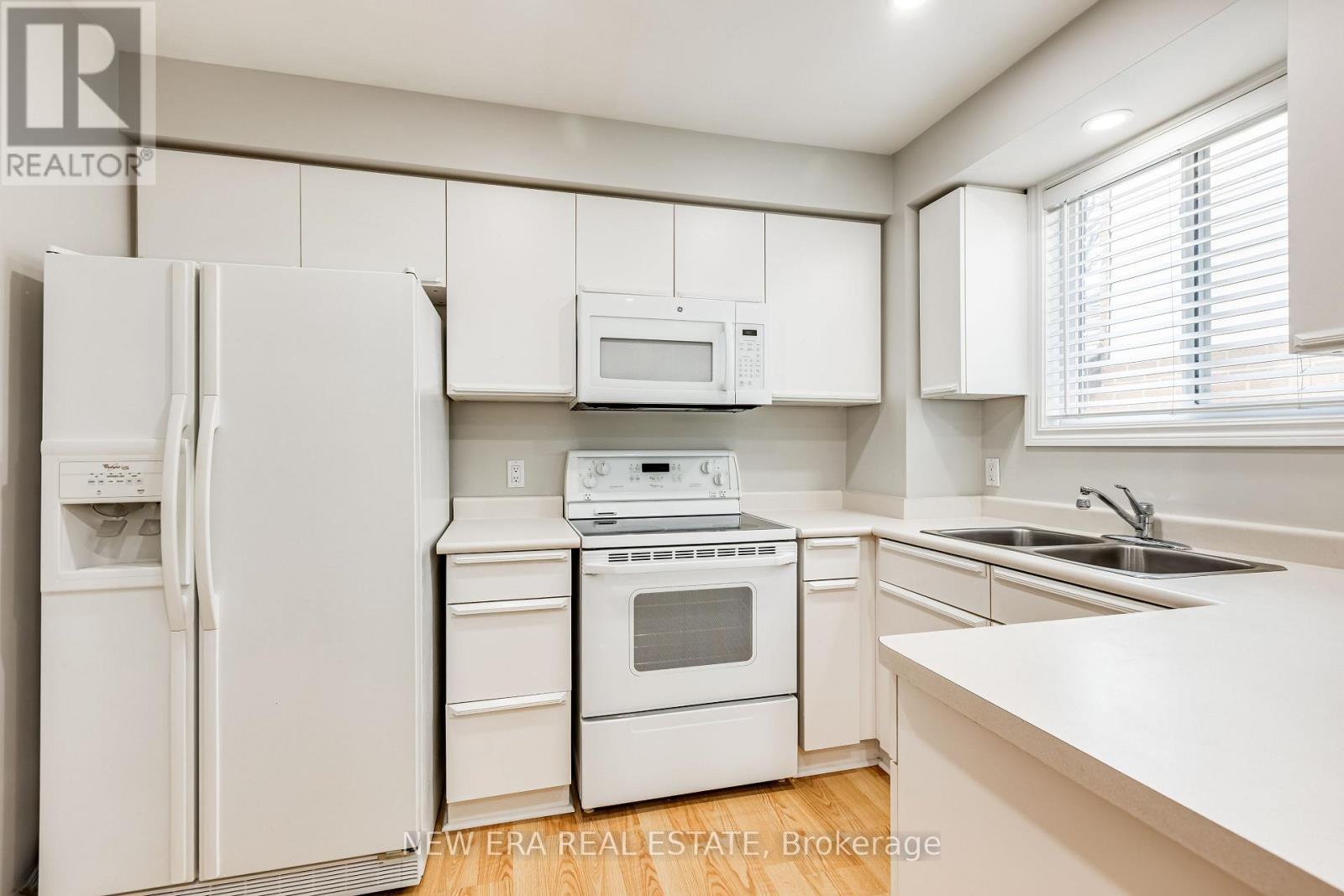4059 Teakwood Drive, Mississauga, ON - Indoor Photo Showing Kitchen With Double Sink