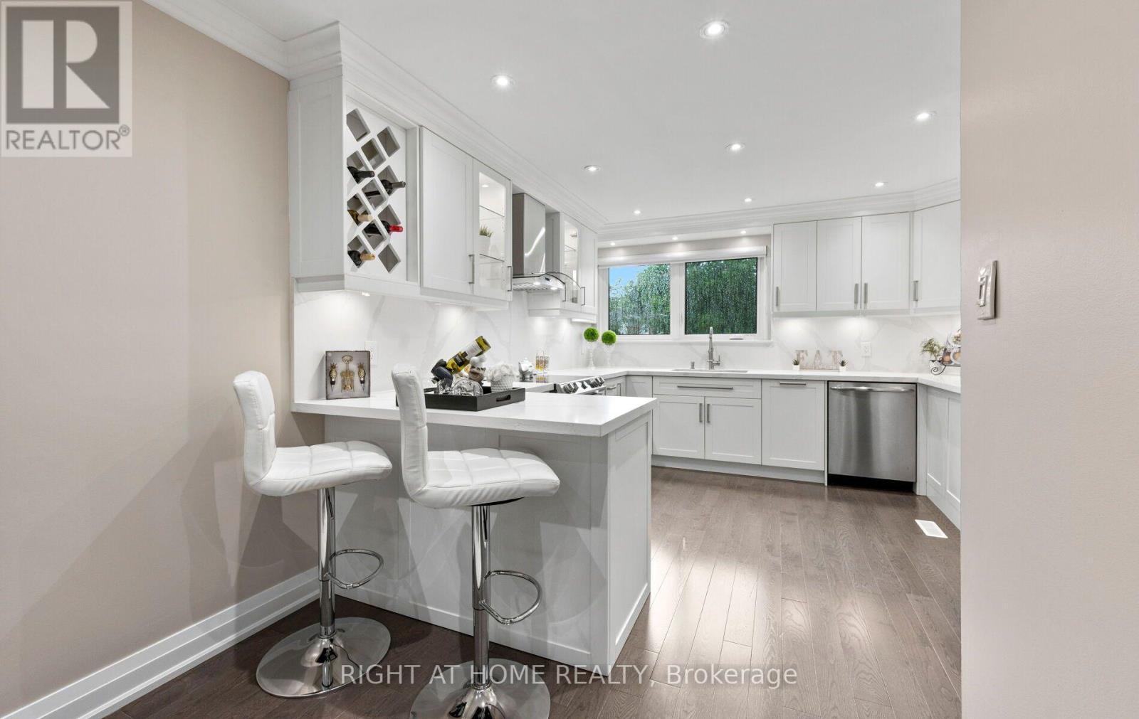 5491 Schueller Crescent, Burlington, ON - Indoor Photo Showing Kitchen With Upgraded Kitchen