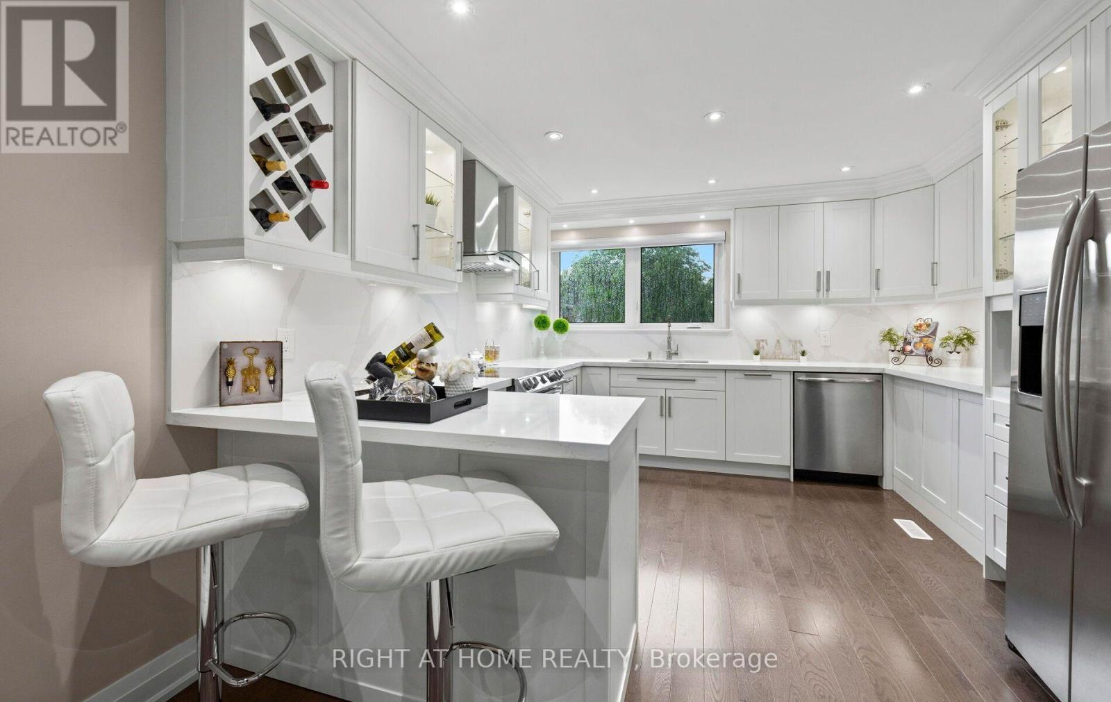 5491 Schueller Crescent, Burlington, ON - Indoor Photo Showing Kitchen With Upgraded Kitchen