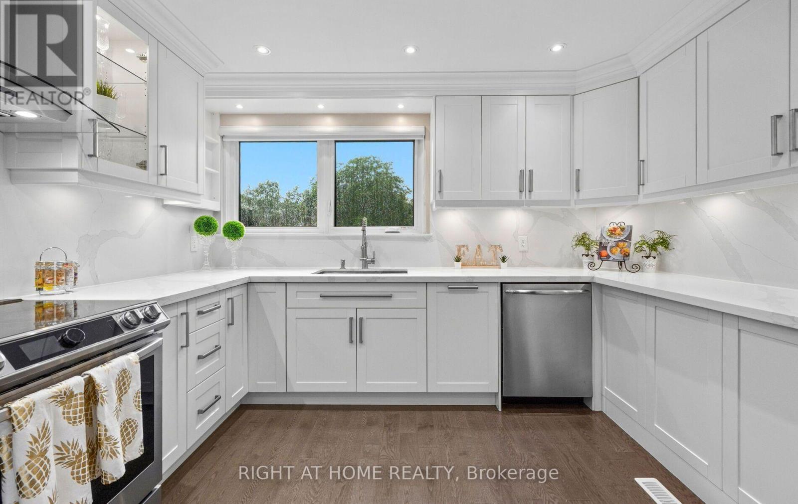 5491 Schueller Crescent, Burlington, ON - Indoor Photo Showing Kitchen With Upgraded Kitchen