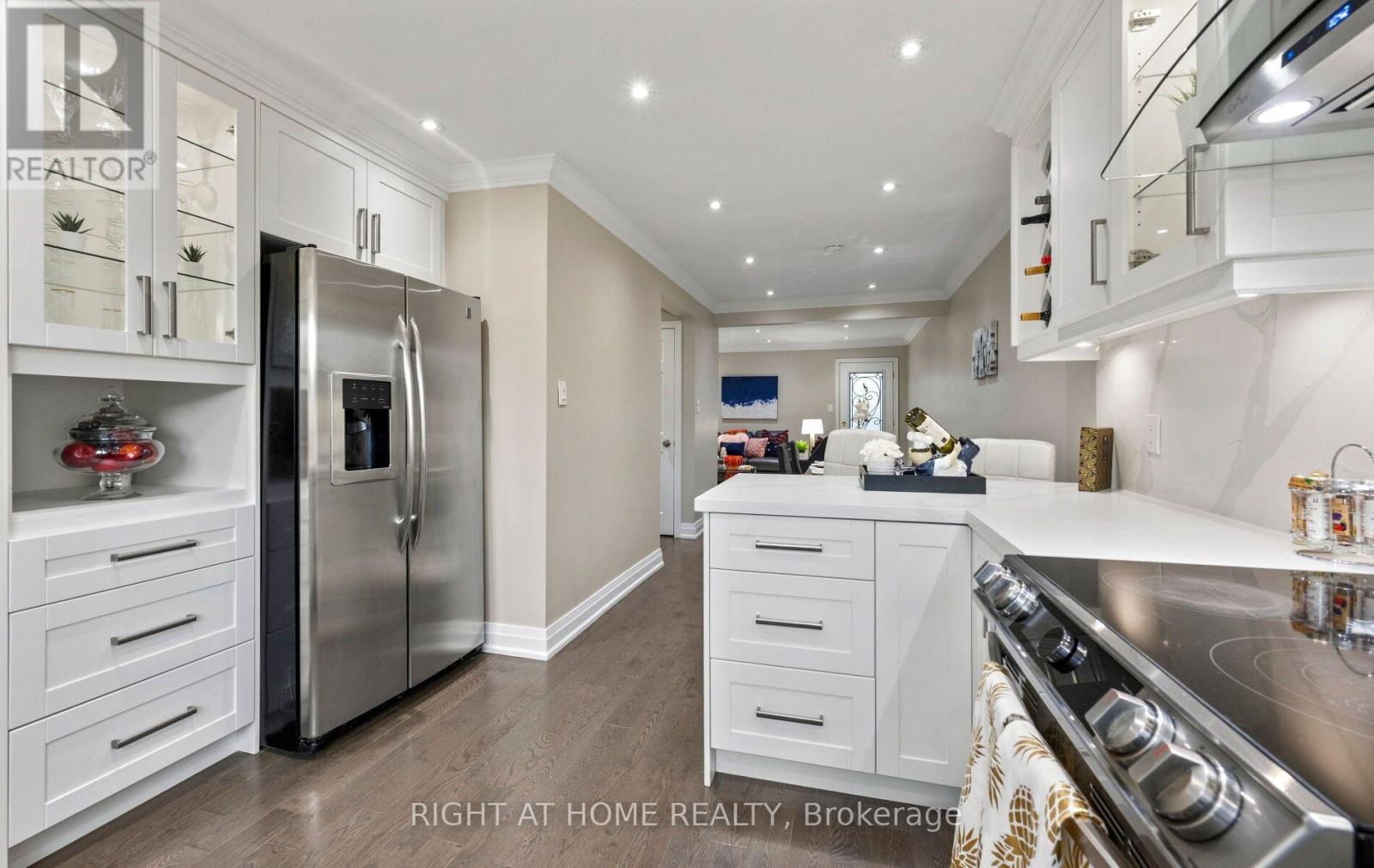 5491 Schueller Crescent, Burlington, ON - Indoor Photo Showing Kitchen With Upgraded Kitchen