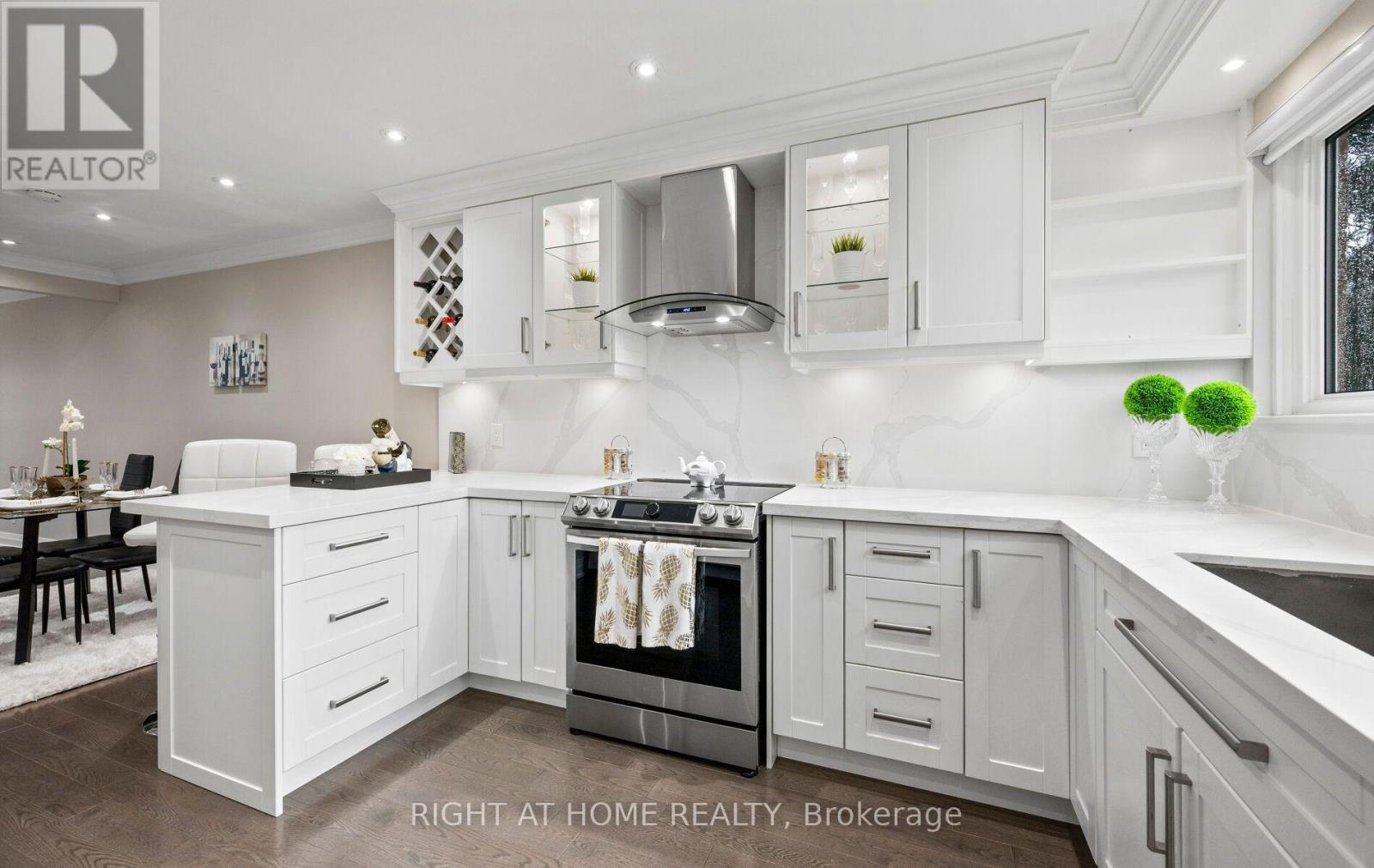 5491 Schueller Crescent, Burlington, ON - Indoor Photo Showing Kitchen With Upgraded Kitchen