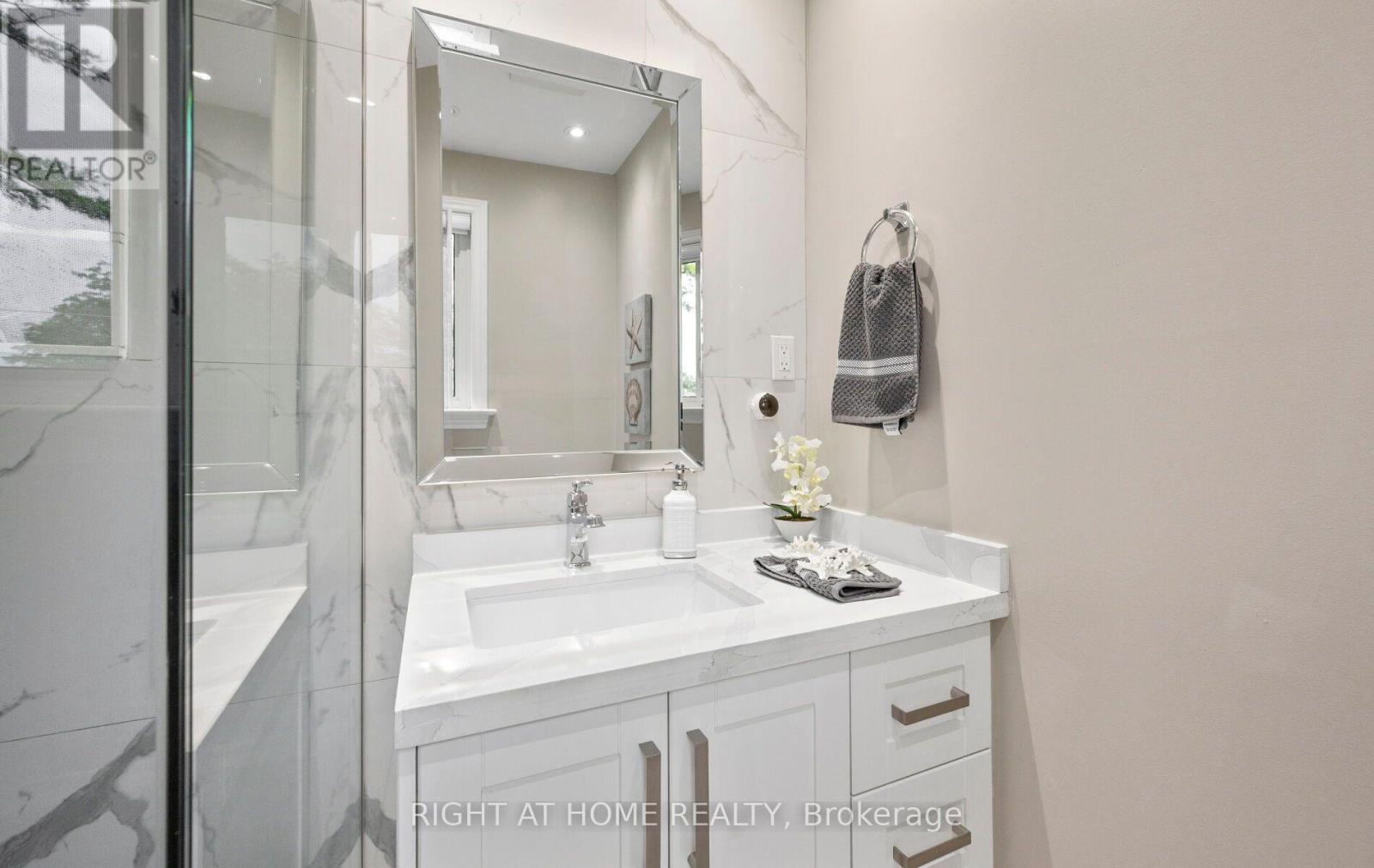 5491 Schueller Crescent, Burlington, ON - Indoor Photo Showing Bathroom