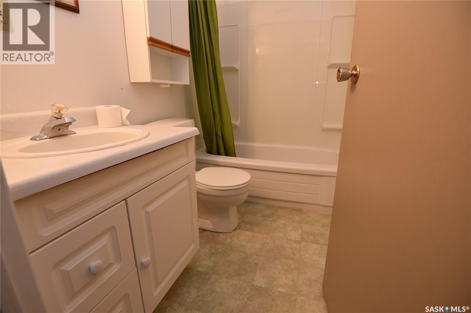 413 Maple Road E, Nipawin, SK - Indoor Photo Showing Bathroom