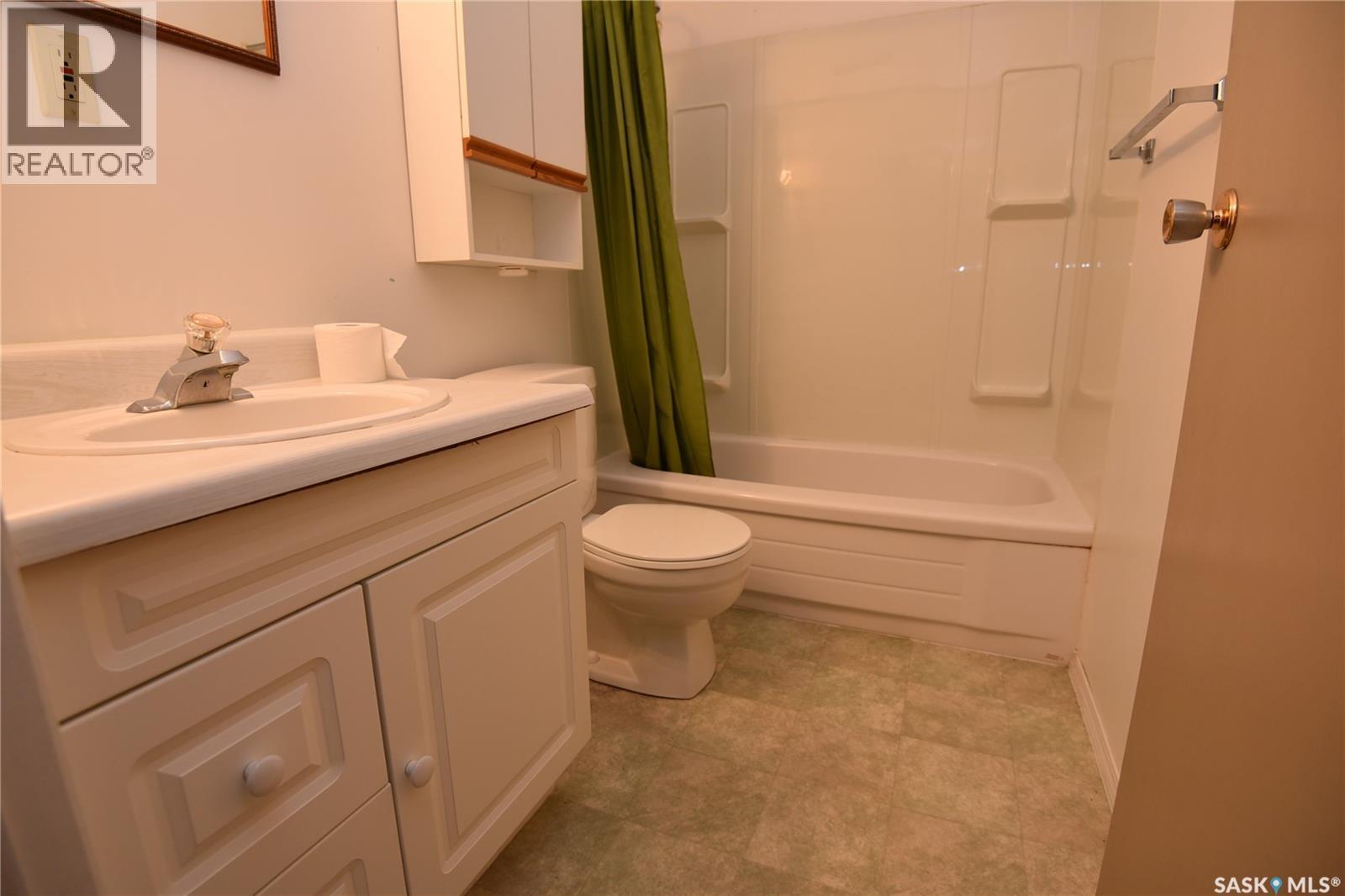 413 Maple Road E, Nipawin, SK - Indoor Photo Showing Bathroom