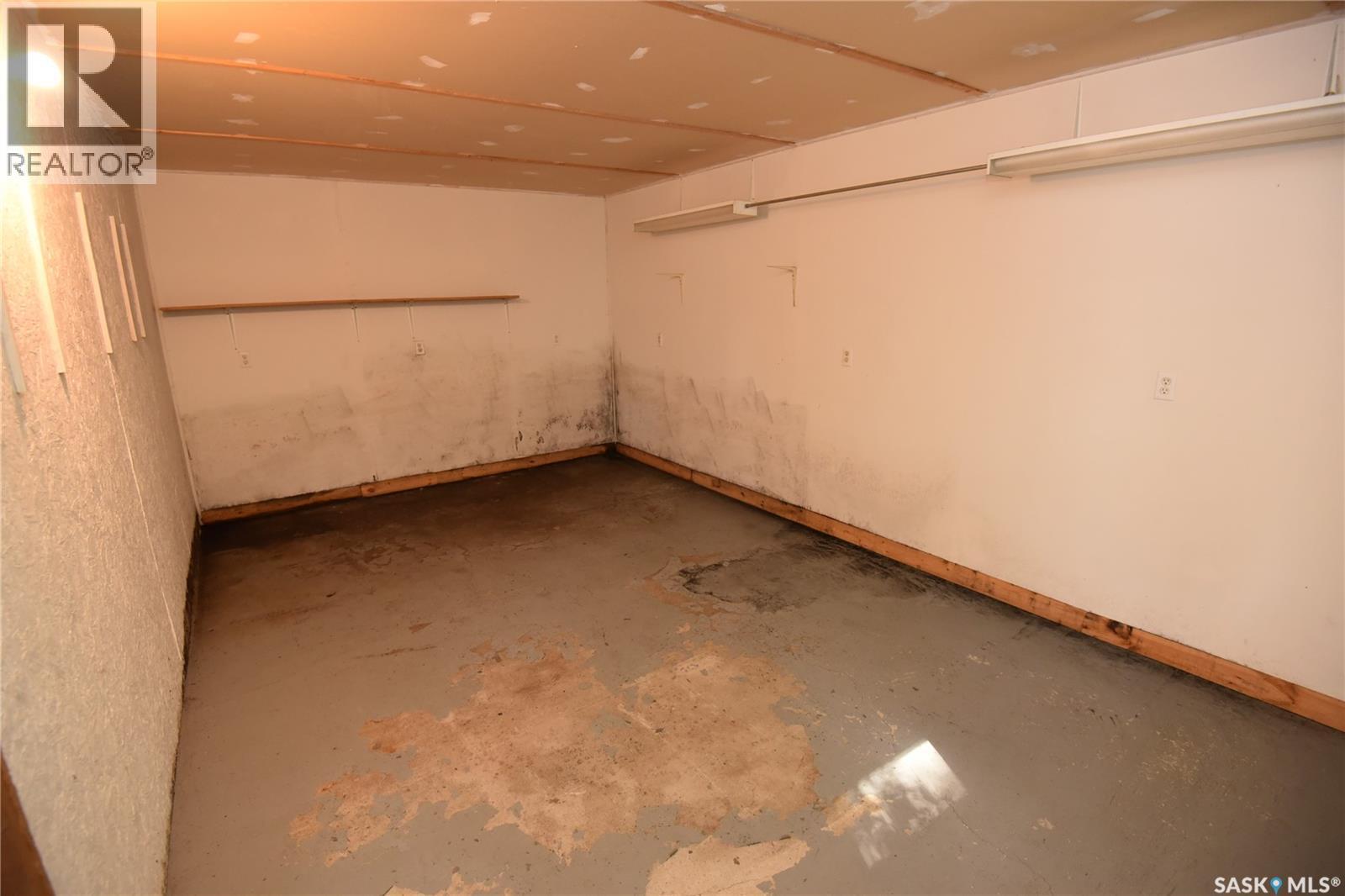 413 Maple Road E, Nipawin, SK - Indoor Photo Showing Other Room