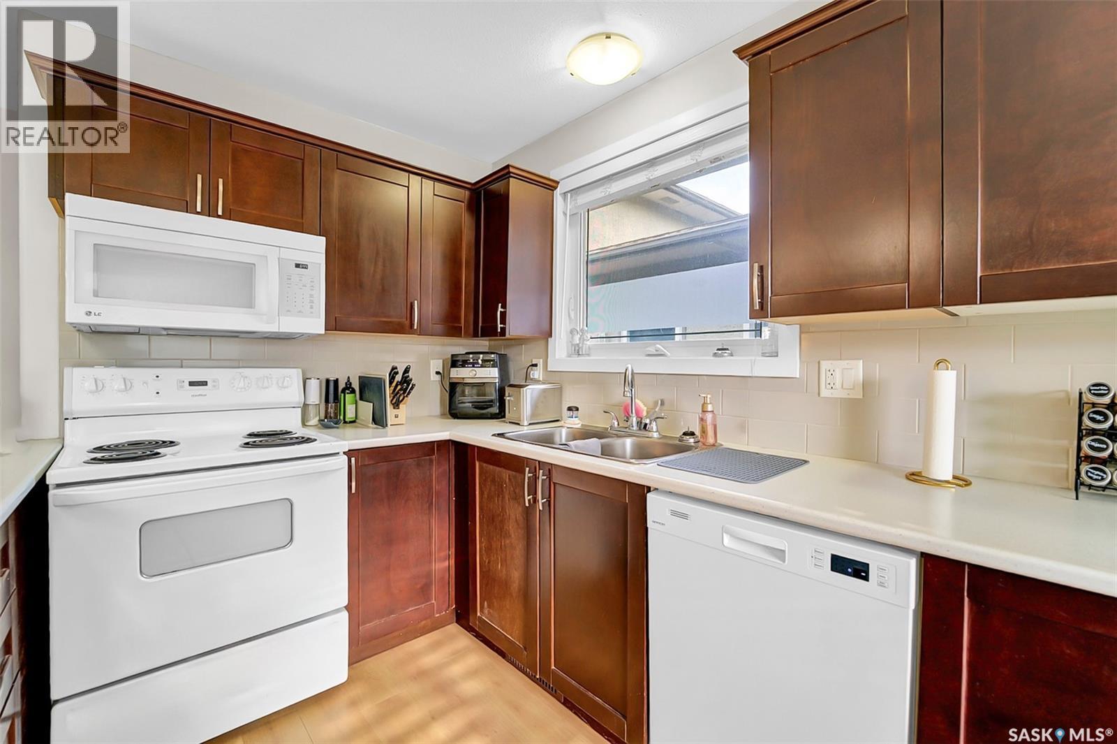 13 Carleton Drive, Saskatoon, SK - Indoor Photo Showing Kitchen With Double Sink