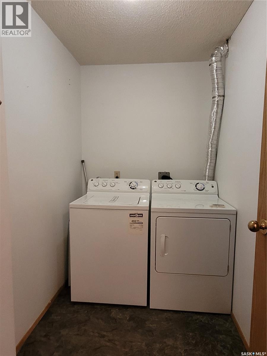 205 306 Perkins Street, Estevan, SK - Indoor Photo Showing Laundry Room