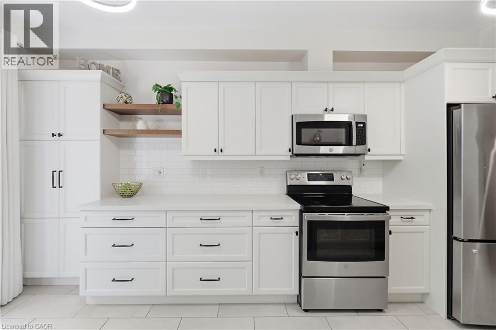 10 Davidson Boulevard Unit# 24, Dundas, ON - Indoor Photo Showing Kitchen With Stainless Steel Kitchen