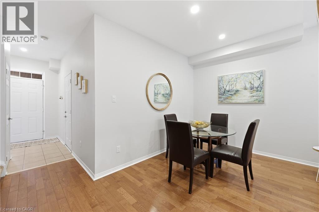 10 Davidson Boulevard Unit# 24, Dundas, ON - Indoor Photo Showing Dining Room