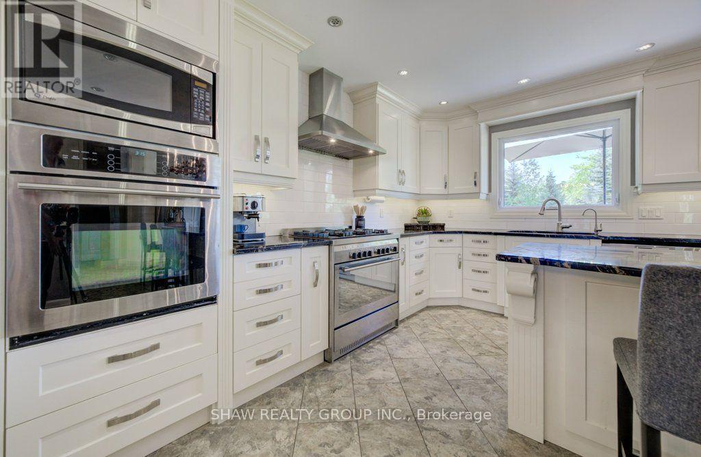 3335 Lobsinger Line, Wellesley, ON - Indoor Photo Showing Kitchen With Upgraded Kitchen