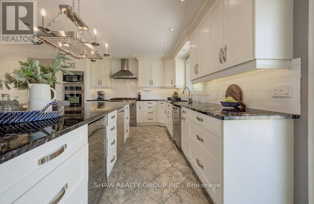 3335 Lobsinger Line, Wellesley, ON - Indoor Photo Showing Kitchen With Upgraded Kitchen