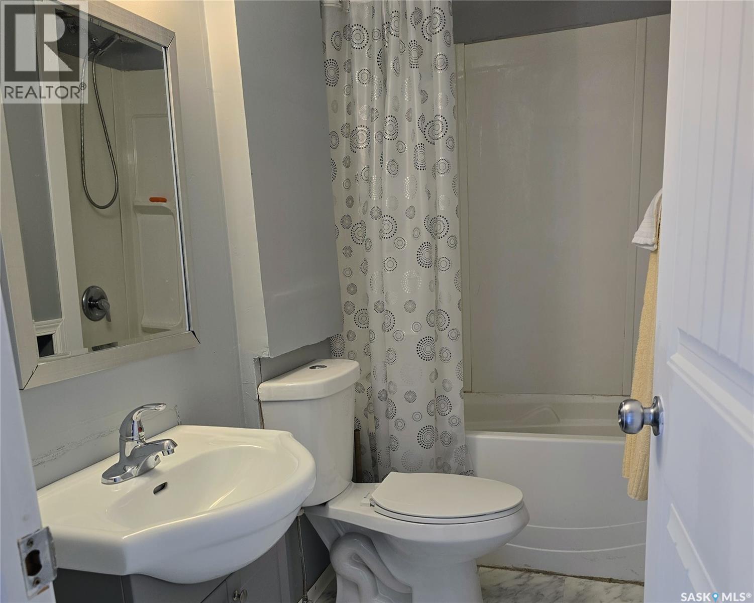 116 2Nd Avenue, Meacham, SK - Indoor Photo Showing Bathroom