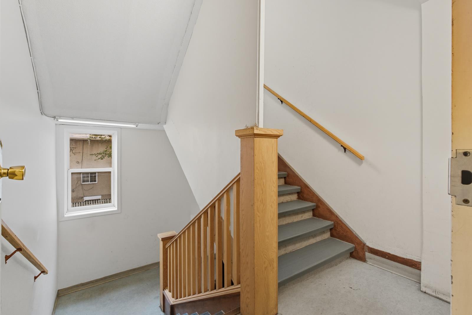 10665 96 St Nw, Edmonton, AB - Indoor Photo Showing Other Room