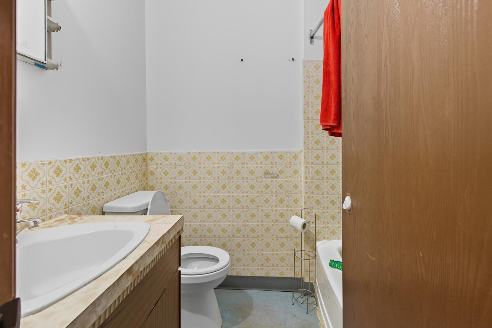 10665 96 St Nw, Edmonton, AB - Indoor Photo Showing Bathroom