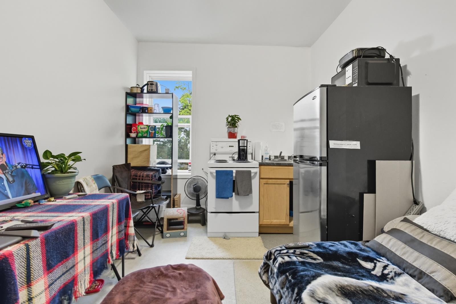 10665 96 St Nw, Edmonton, AB - Indoor Photo Showing Bedroom